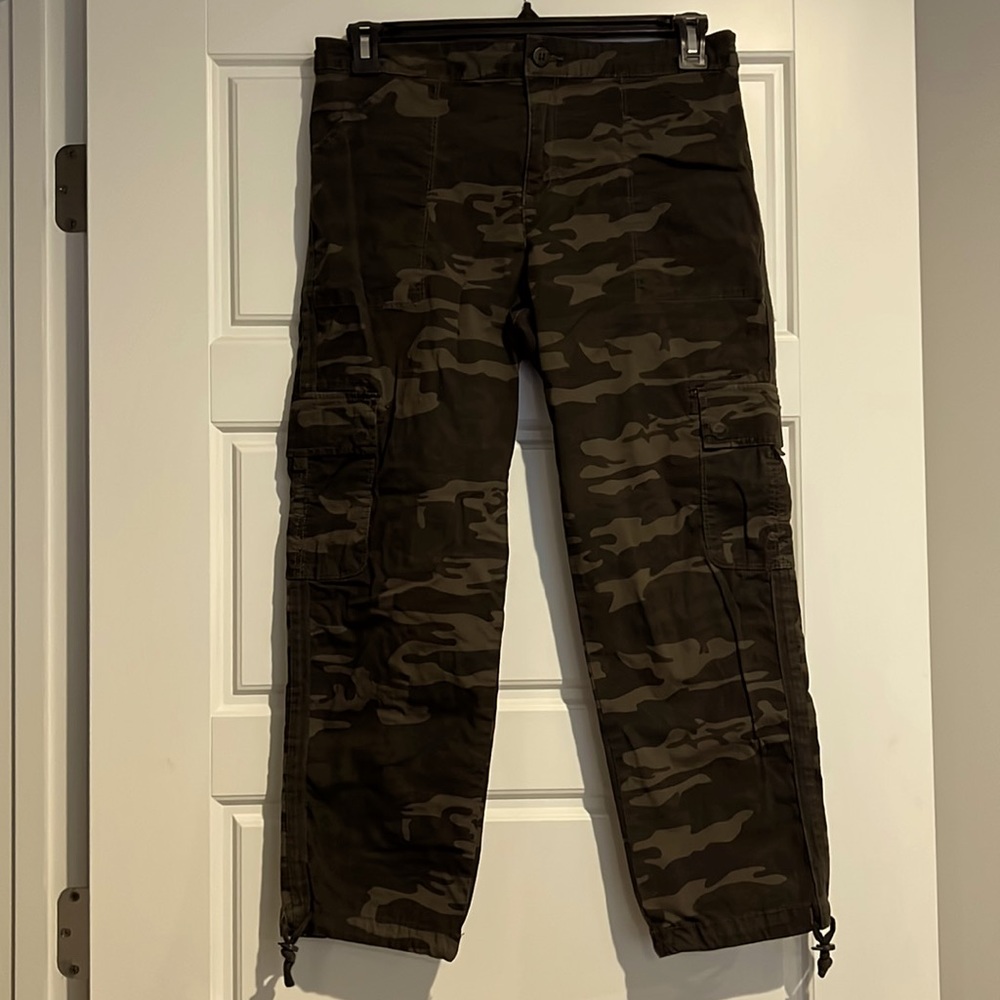 Cropped camo pants